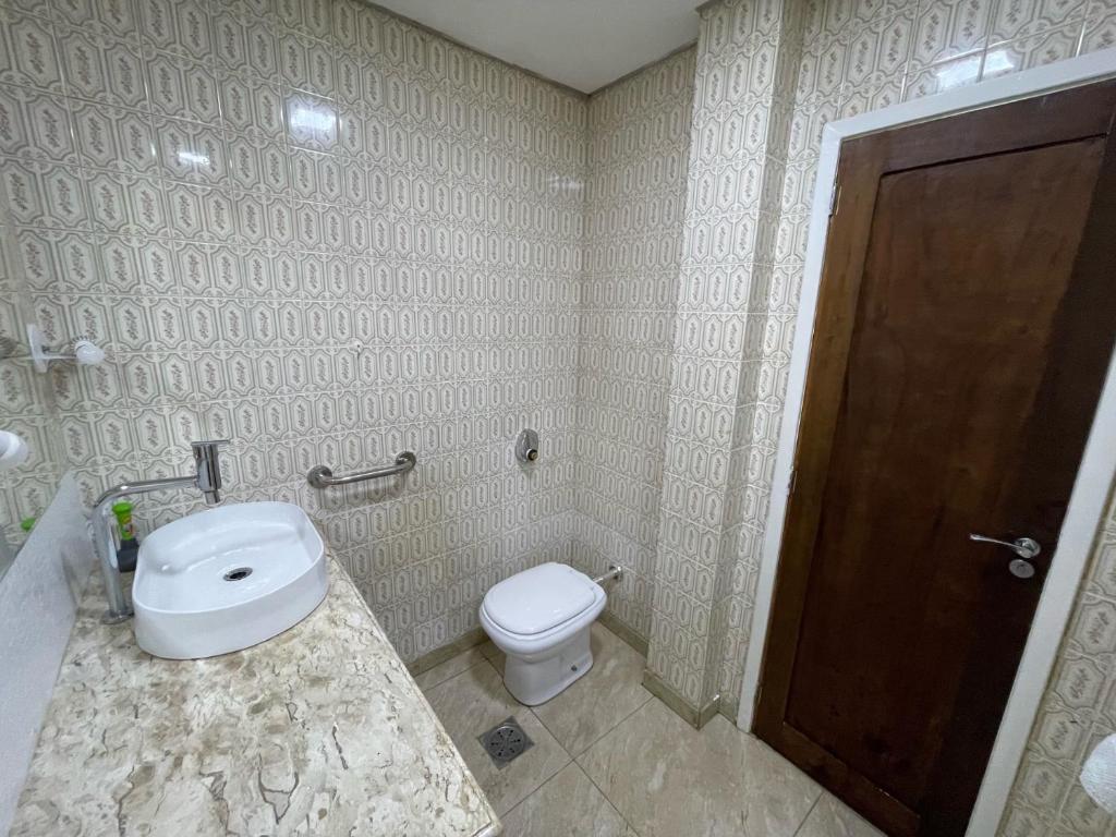 2 quartos, bem reformado, 2 banheiros, todo equipado