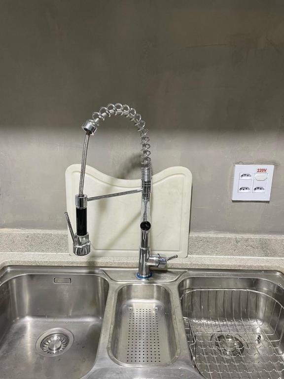 2 quartos, bem reformado, 2 banheiros, todo equipado