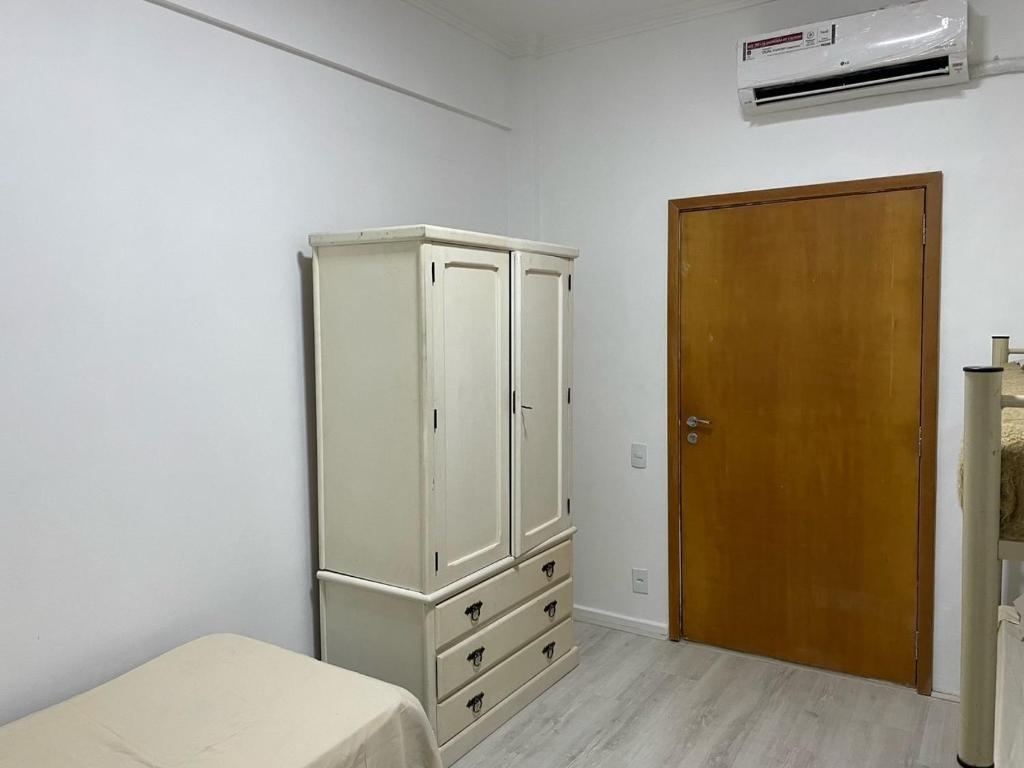 2 quartos, bem reformado, 2 banheiros, todo equipado