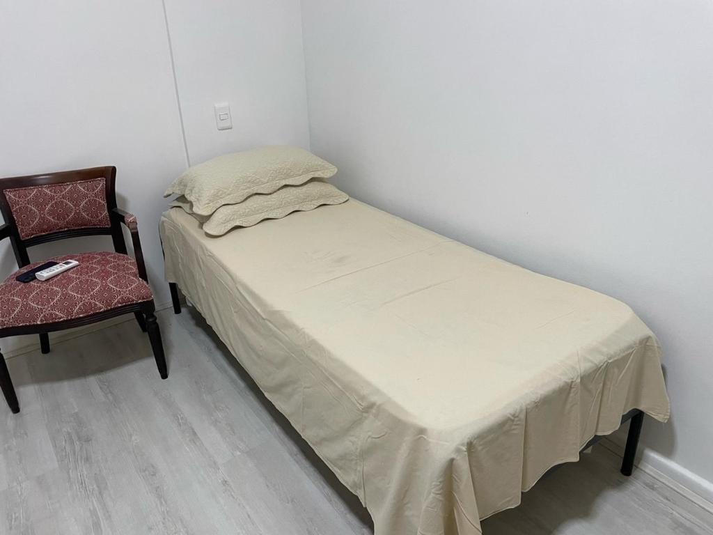 2 quartos, bem reformado, 2 banheiros, todo equipado