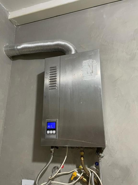 2 quartos, bem reformado, 2 banheiros, todo equipado