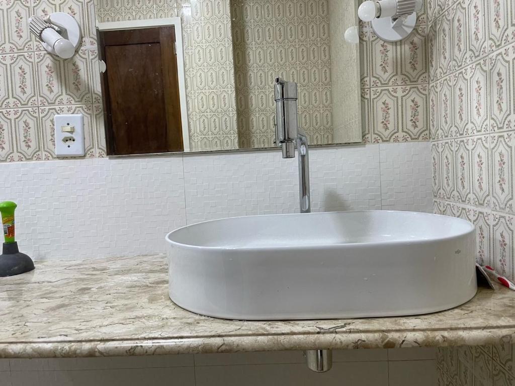 2 quartos, bem reformado, 2 banheiros, todo equipado