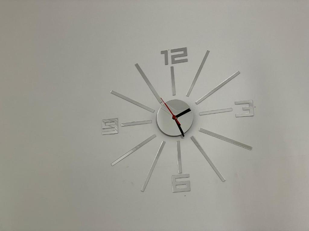 2 quartos, bem reformado, 2 banheiros, todo equipado