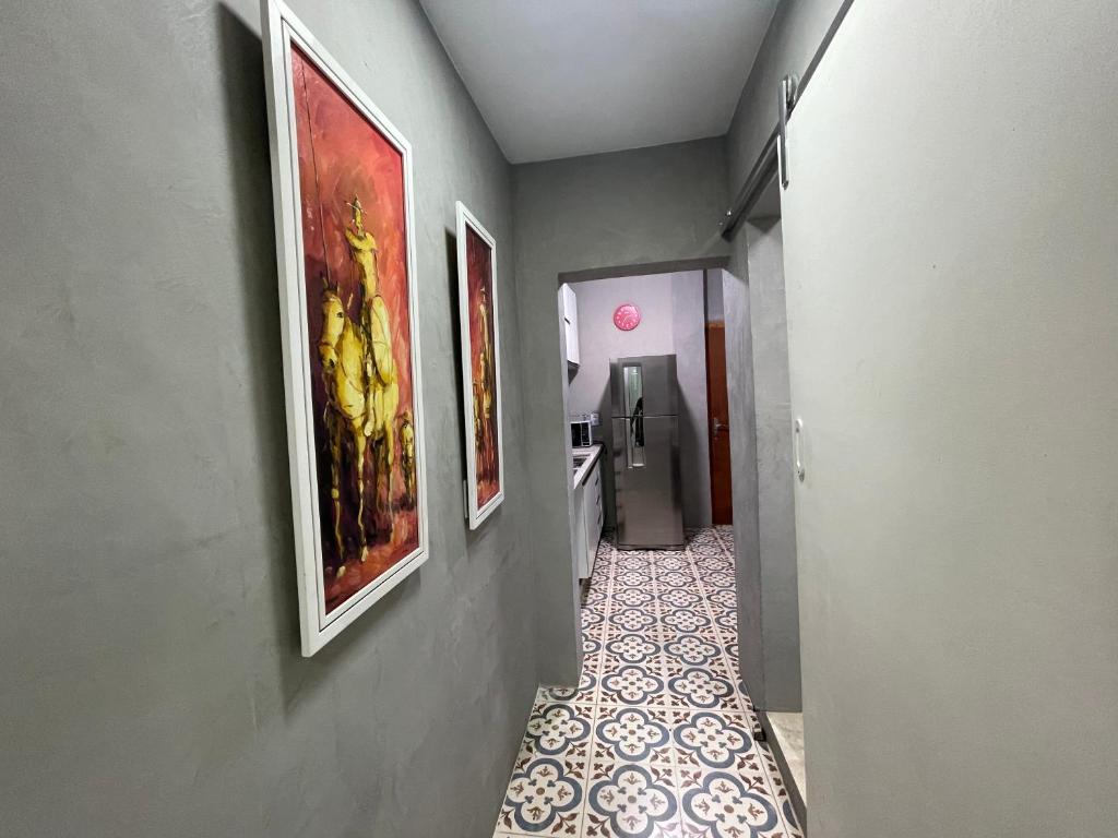 2 quartos, bem reformado, 2 banheiros, todo equipado