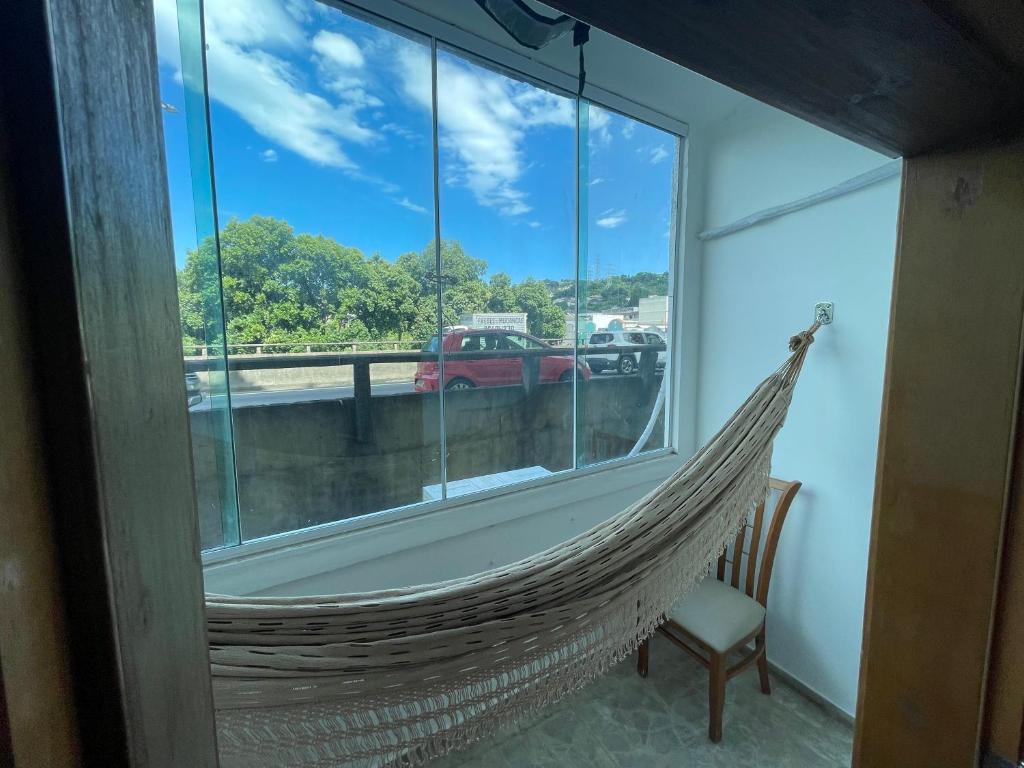 2 quartos, bem reformado, 2 banheiros, todo equipado