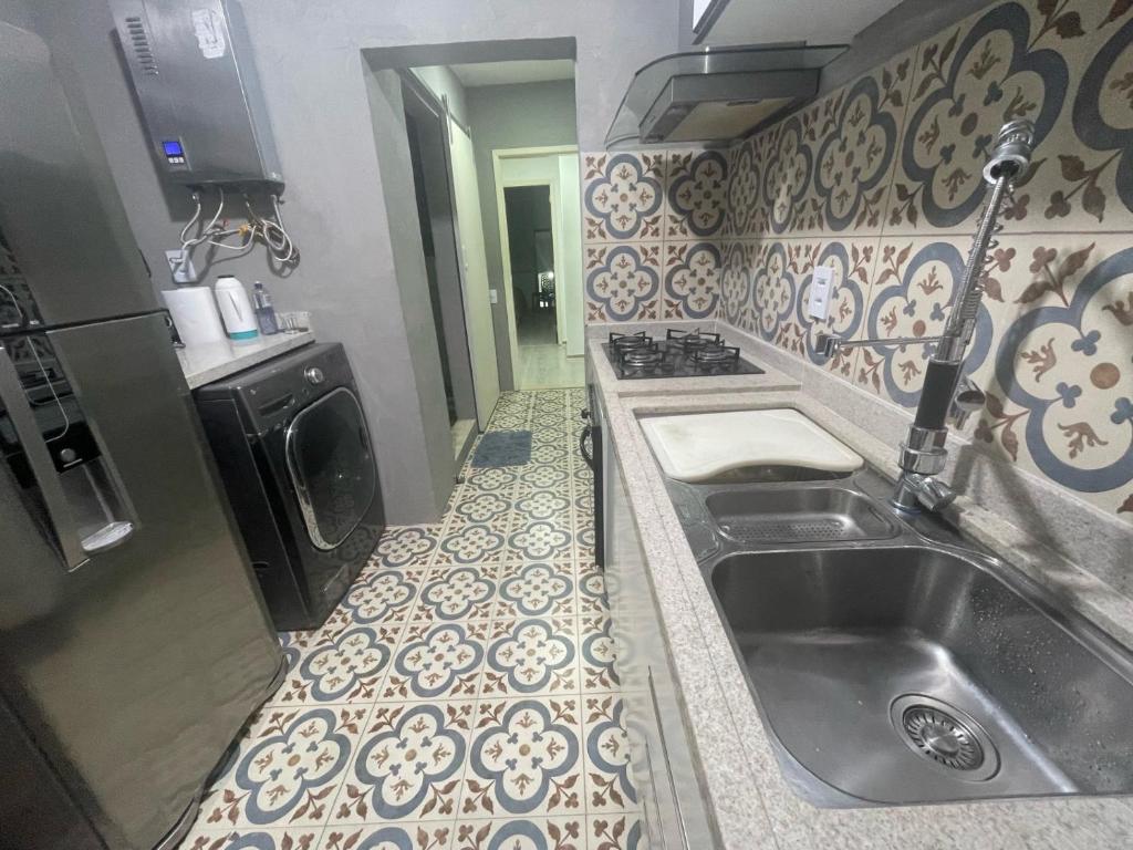 2 quartos, bem reformado, 2 banheiros, todo equipado