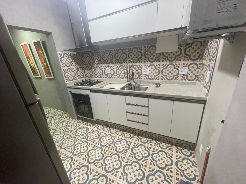 2 quartos, bem reformado, 2 banheiros, todo equipado