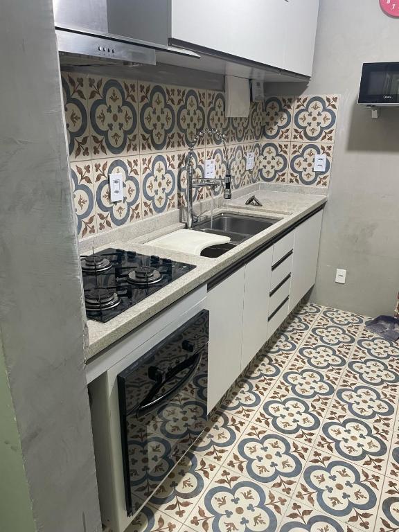 2 quartos, bem reformado, 2 banheiros, todo equipado