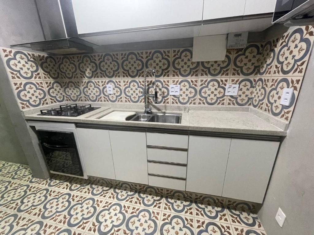 2 quartos, bem reformado, 2 banheiros, todo equipado