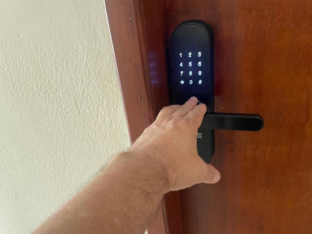 2 quartos, bem reformado, 2 banheiros, todo equipado