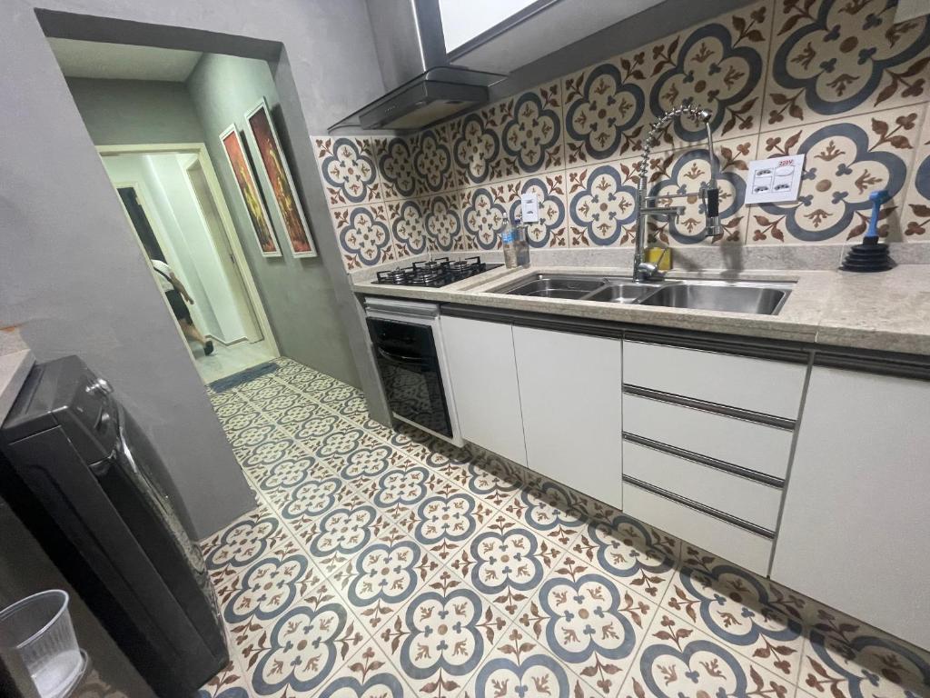 2 quartos, bem reformado, 2 banheiros, todo equipado