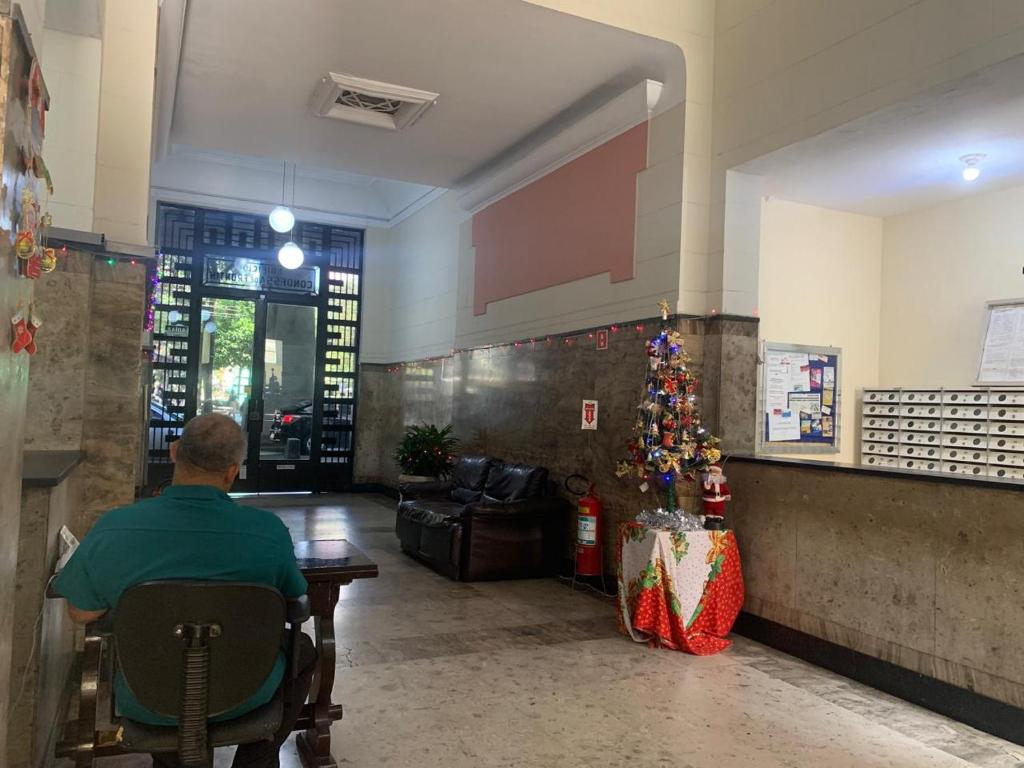 2 quartos, bem reformado, 2 banheiros, todo equipado