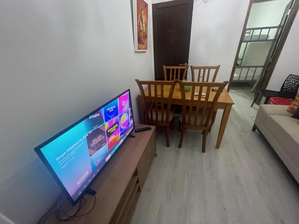 2 quartos, bem reformado, 2 banheiros, todo equipado