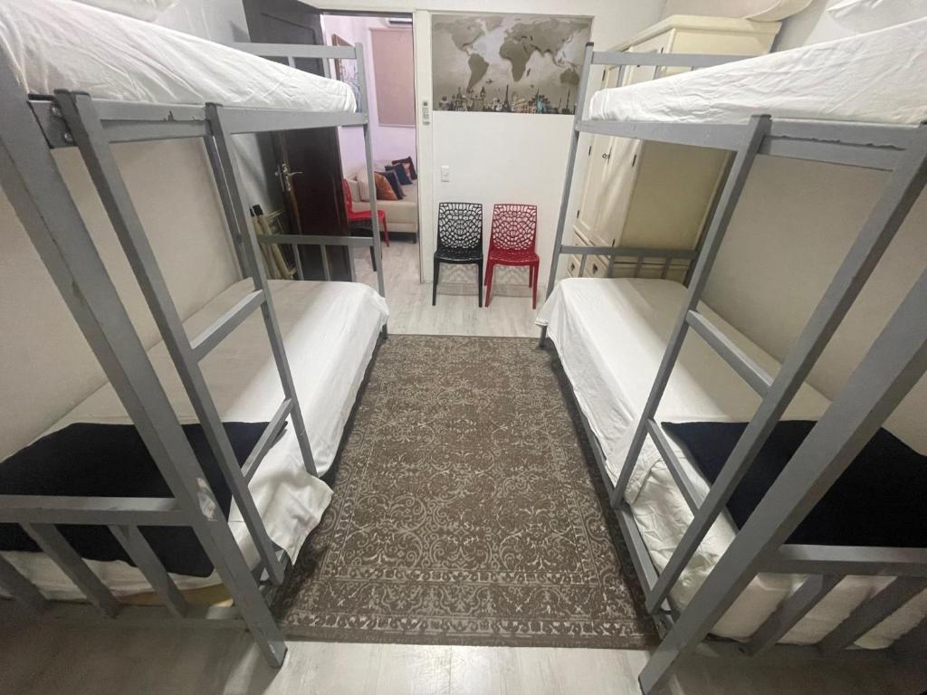 2 quartos, bem reformado, 2 banheiros, todo equipado