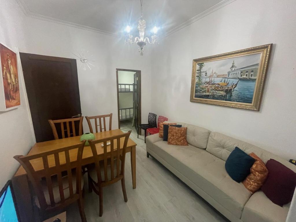 2 quartos, bem reformado, 2 banheiros, todo equipado