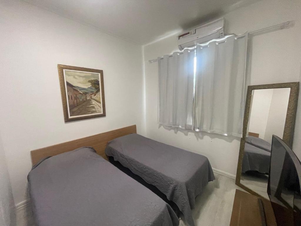 2 quartos, bem reformado, 2 banheiros, todo equipado