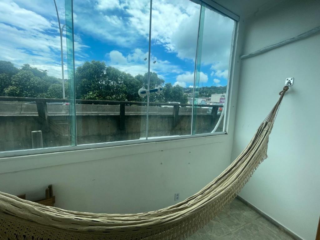 2 quartos, bem reformado, 2 banheiros, todo equipado