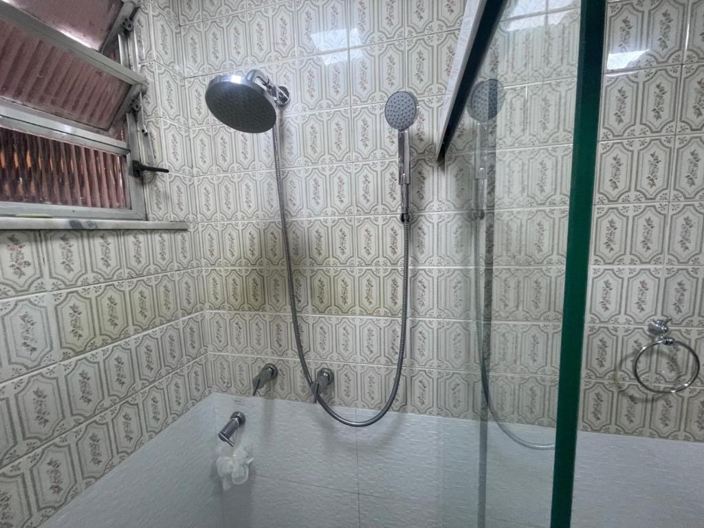 2 quartos, bem reformado, 2 banheiros, todo equipado