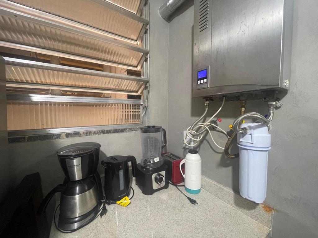 2 quartos, bem reformado, 2 banheiros, todo equipado